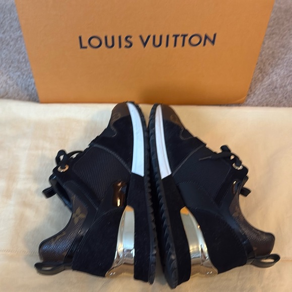 Louis Vuitton - Picture 13 of 17